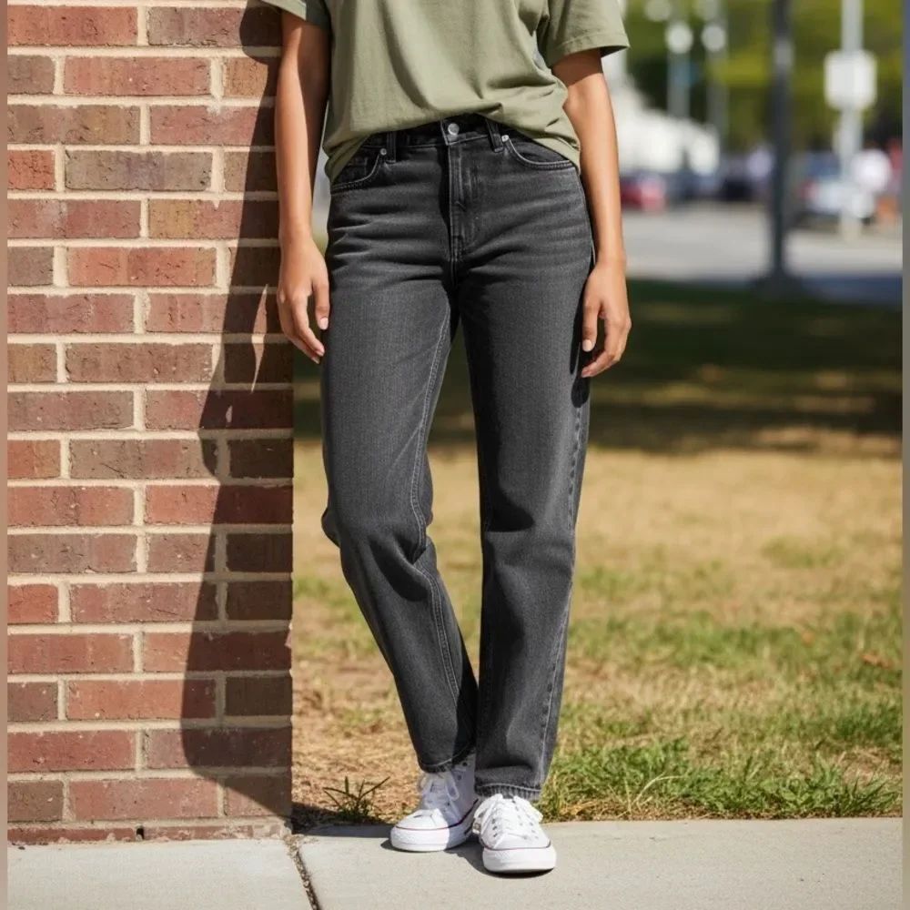 Abercrombie & Fitch Mom High-Rise Straight Leg Jeans - Washed Black